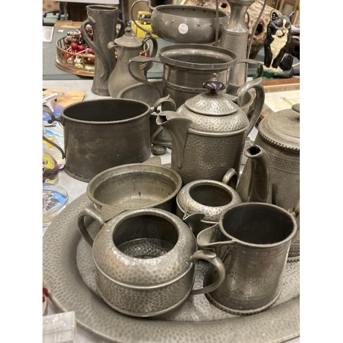 852 - A LARGE QUANTITY OF VINTAGE PEWTER TO INCLUDE ARTS AND CRAFTS, BOWLS, A TEASET, VASES, JUGS, A TRAY,... 