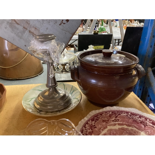 880 - A QUANTITY OF CABINET PLATES TO INCLUDE POOLE AND COALPORT, A VINTAGE STONEWARE JELLY MOULD, LIDDED ... 