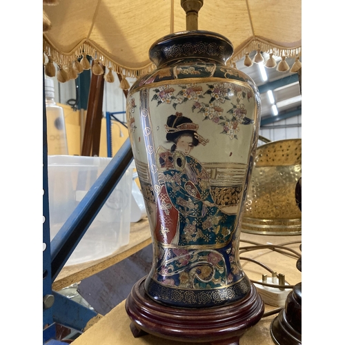 889 - A LARGE ORIENTAL STYLE TABLE LAMP WITH JAPANESE DESIGN, HEIGHT 36CM, A WOODEN TABLE LAMP WITH CARVED... 