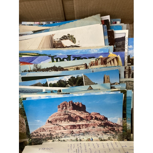 903 - A COLLECTION OF VINTAGE SOUVENIR POSTCARDS