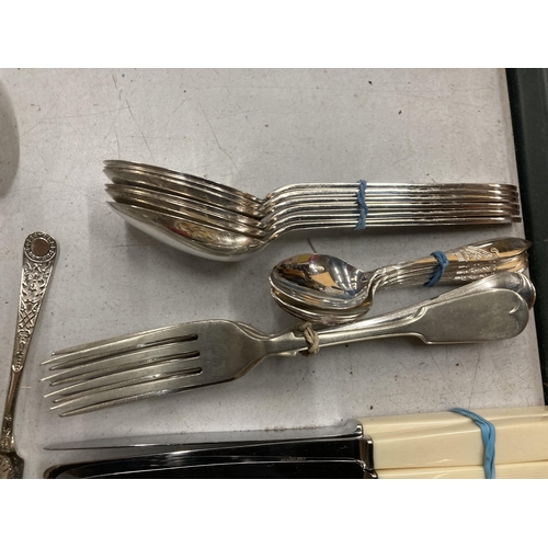 906 - A QUANTITY OF VINTAGE FLATWARE