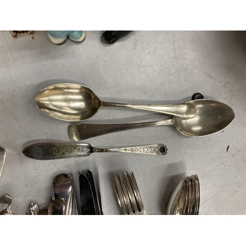 906 - A QUANTITY OF VINTAGE FLATWARE