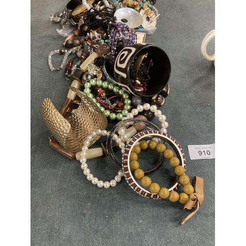 910 - A QUANTITY OF COSTUME JEWELLERY TO INCLUDE NECKLACES, BANGLES, ETC