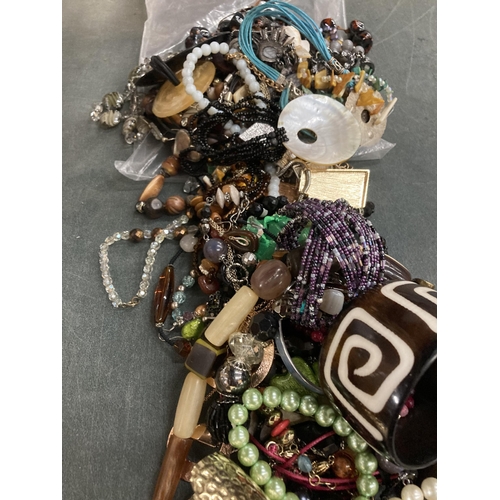 910 - A QUANTITY OF COSTUME JEWELLERY TO INCLUDE NECKLACES, BANGLES, ETC