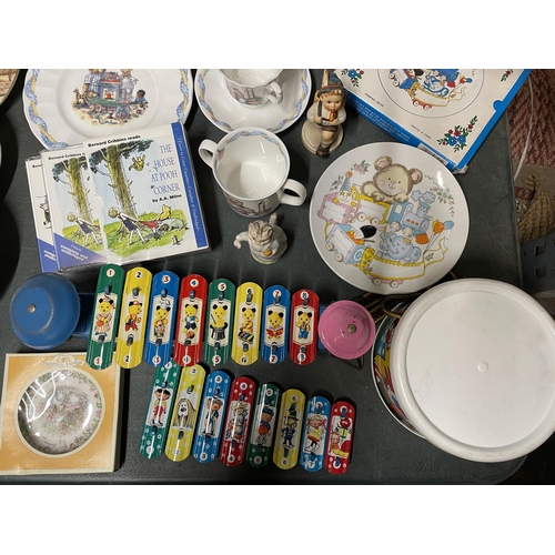 1080A - A QUANTITY OF CHILDREN'S ITEMS TO INCLUDE A 'QUEEN'S TALES OF TEDDIES' CERAMIC SET, WINNIE THE POOH ... 