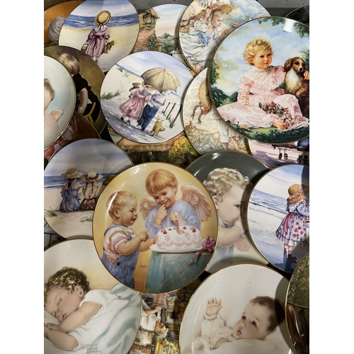 1084 - A LARGE COLLECTION OF CABINET PLATES - APPROX 26 IN TOTAL