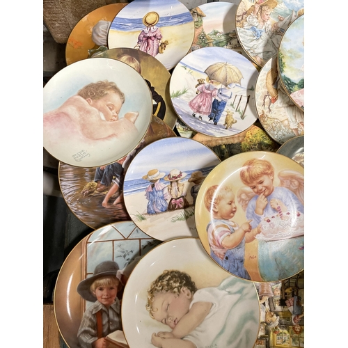 1084 - A LARGE COLLECTION OF CABINET PLATES - APPROX 26 IN TOTAL