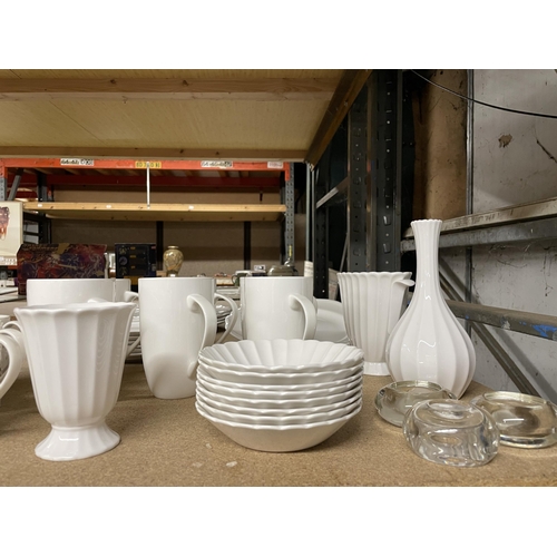 1086 - A QUANTITY OF WHITE DINNERWARE TO INCLUDE PLATES, BOWLS, CUPS, ETC