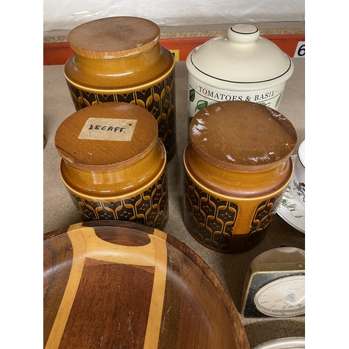 1099 - A MIXED LOT TO INCLUDE HORNSEA POTTERY STORAGE CONTAINERS, VILLEROY AND BOCH 'BOTANICA' CUPS, A VINT... 