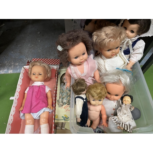 1116 - A LARGE QUANTITY OF VINTAGE DOLLS TO INCLUDE A BOXED PALITOY - 11 IN TOTAL