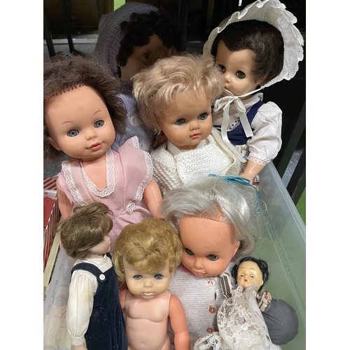 1116 - A LARGE QUANTITY OF VINTAGE DOLLS TO INCLUDE A BOXED PALITOY - 11 IN TOTAL