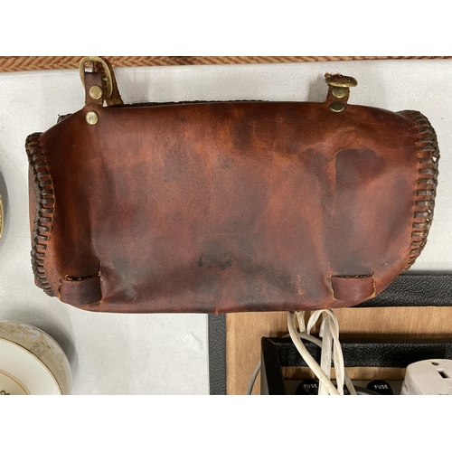 249A - A VINTAGE TRIUMPH LEATHER MOTORBIKE BAG