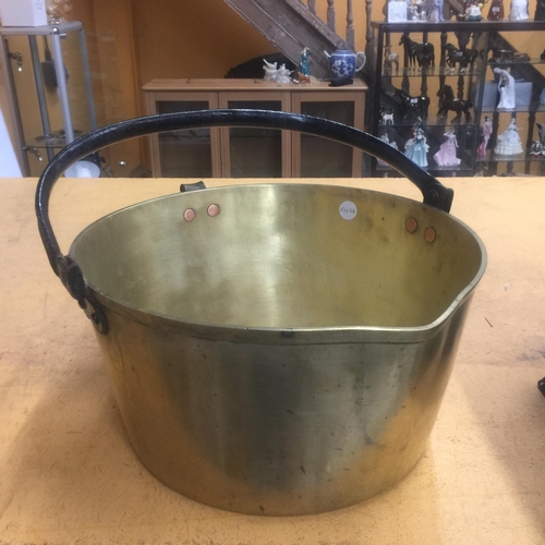 54 - A 5 KG BRASS JAM PAN WITH HANDLE
