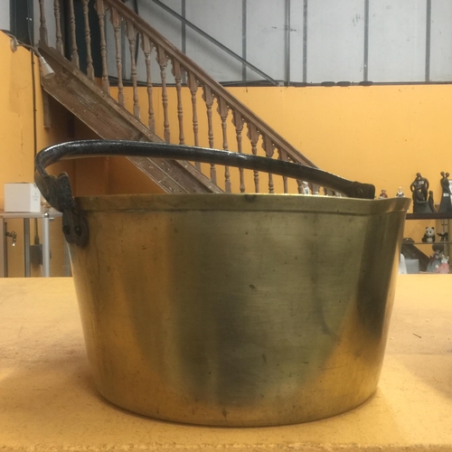 54 - A 5 KG BRASS JAM PAN WITH HANDLE