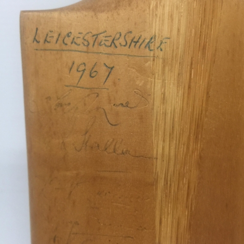 58 - A CRICKET BAT SIGNED BY HAMPSHIRE 1867, ESSEX 1967, SUSSEX 1967, LEICESTERSHIRE 1967 AND WORCESTERSH... 