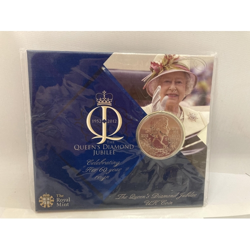 463 - A 2012 QUEEN ELIZABETH II DIAMOND JUBILEE £5 COIN IN A PRESENTATION PACK WITH A PAIR OF GLOVES