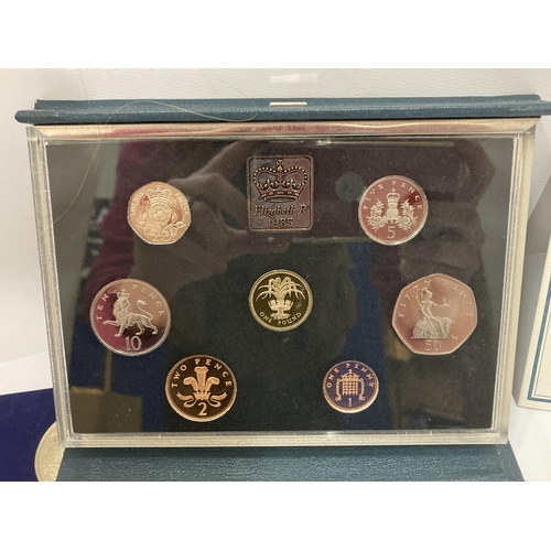 465 - A 1977 FIVE COIN SILVER JUBILEE PRESENTATION PACK AND A 1985 UK PROOF COIN COLLECTION