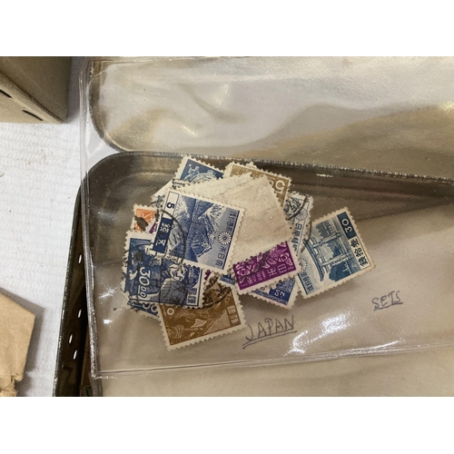 470 - A LARGE QUANTITY OF LOOSE WORLDWIDE AND BRITISH STAMPS AND TWO PART COMPLETE ALBUMS