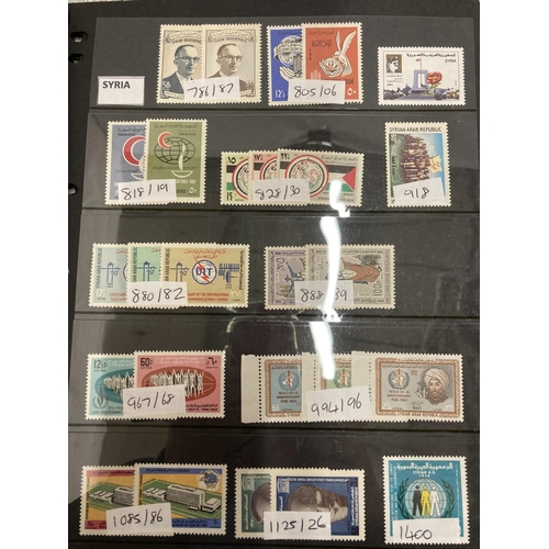 471 - A FOLDER CONTAINING SAUDI ARABIAN, CEYLON, SRI LANKA, SINGPORE AND SIRIYAN STAMPS