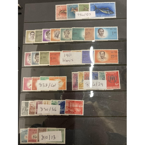 472 - A BINDER CONTAINING IRAQ PART MINT SETS TO INCLUDE 1942 AND 1961 STATE SERVICES, EGYPTIAN, NHM/MINT ... 