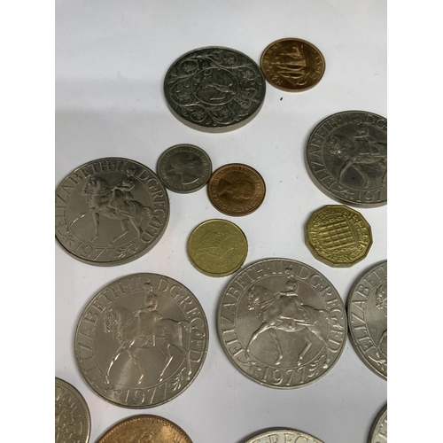 492 - VARIOUS COINS TO INCLUDE FOURTEEN COMMEMORATIVE CROWNS