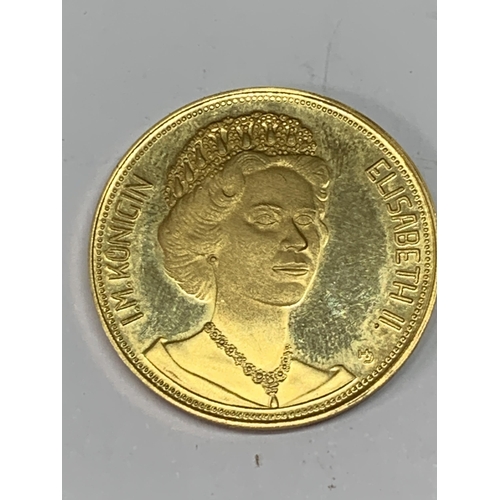 502 - AN IM CONKIGIN ELIZABETH II COMMEMORATIVE 21.6 CARAT GOLD COIN MARKED ZUR ERINNERUNG AN DEN STAATSBE... 