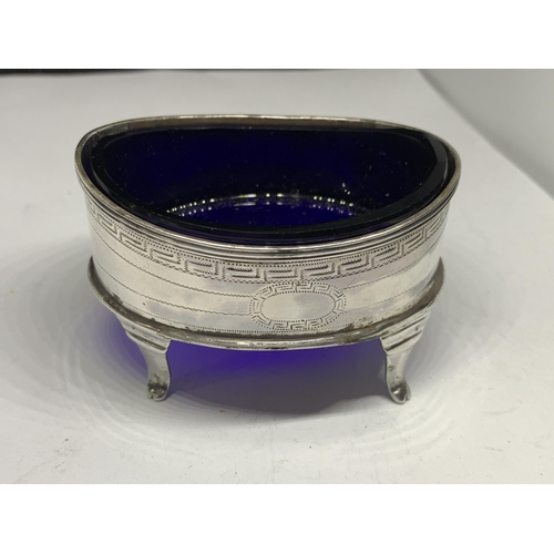 79 - A HALLMARKED CHESTER SILVER DISH WITH BLUE GLASS LINER (WEIGHT WITHOUT LINER 46.1 GRAMS)