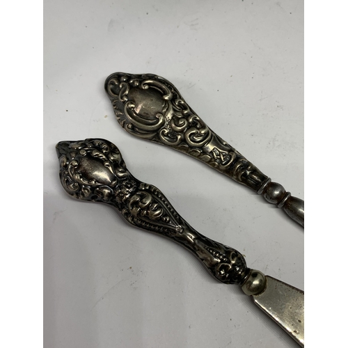 80 - TWO HALLMARKED CHESTER SILVER HANDLED ITEMS TO INCLUDE A BUTTON HOOK  AND A SHOE HORN