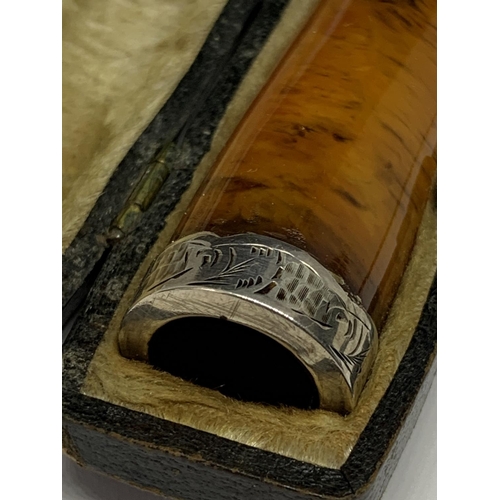 550 - A HALLMARKED BIRMINGHAM SILVER AND AMBER CHEROOT HOLDER IN ORIGINAL PRESENTATION CASE