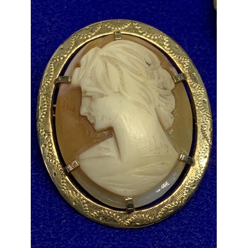 653 - TWO CAMEO BROOCHES WITH GOLD PLATED SURROUNDS IN A PRESENTATION BOX