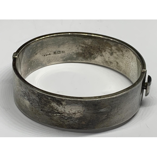 654 - A WIDE DECORATIVE SILVER BANGLE