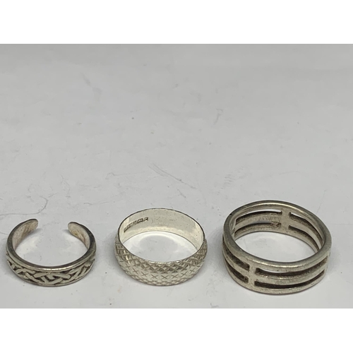 662 - SIX SILVER ITEMS TO INCLUDE THREE RINGS AND THREE PAIRS OF EARRINGS