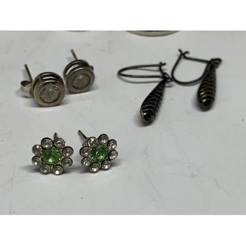 662 - SIX SILVER ITEMS TO INCLUDE THREE RINGS AND THREE PAIRS OF EARRINGS