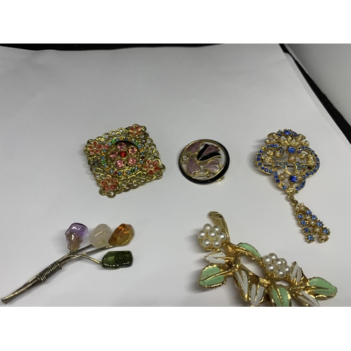 669 - TEN VARIOUS BROOCHES