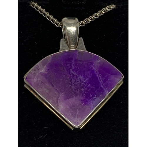 682 - A SILVER NECKLACE AND  ART DECO STYLE PURPLE AGATE STONE PENDANT IN A PRESENTATION BOX