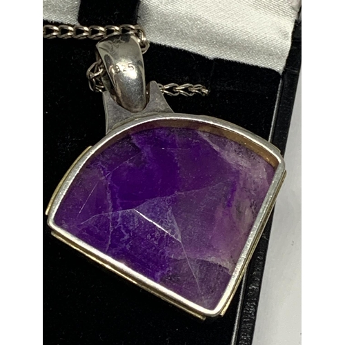 682 - A SILVER NECKLACE AND  ART DECO STYLE PURPLE AGATE STONE PENDANT IN A PRESENTATION BOX