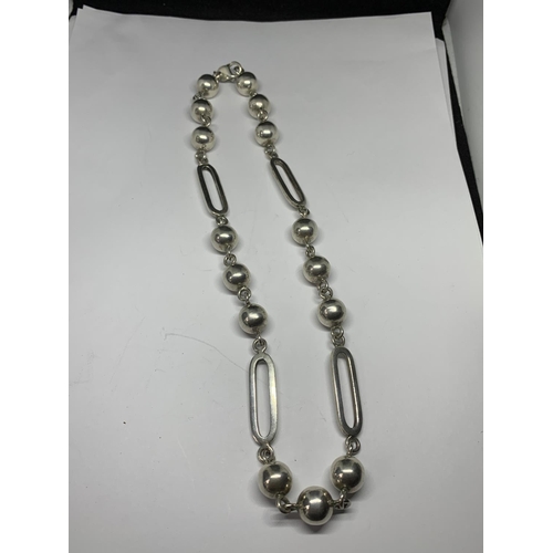 685 - A SILVER BALL AND OVAL DESIGN NECKLACE