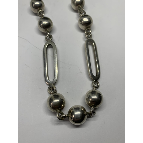 685 - A SILVER BALL AND OVAL DESIGN NECKLACE