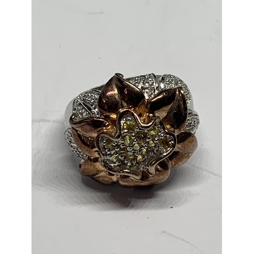 687 - A SILVER DESIGNER RING WITH A COPPER COLOURED FLOWER DESIGN SIZE N IN A PRESENTATION BOX