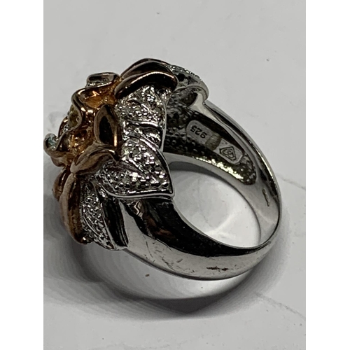 687 - A SILVER DESIGNER RING WITH A COPPER COLOURED FLOWER DESIGN SIZE N IN A PRESENTATION BOX