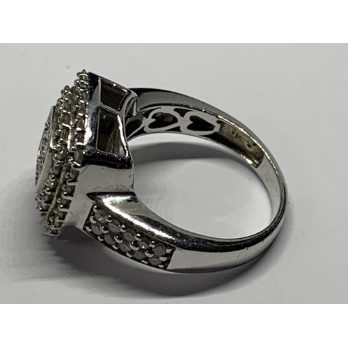 695 - A SILVER RING WITH CLEAR STONES IN LAYERED SQUARE DESIGN SIZE L IN A PRESENTATION BOX