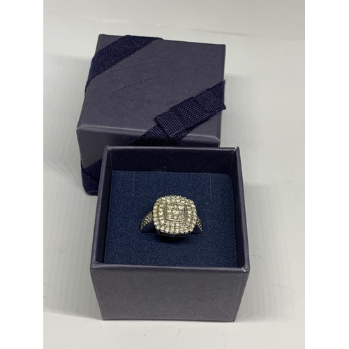 695 - A SILVER RING WITH CLEAR STONES IN LAYERED SQUARE DESIGN SIZE L IN A PRESENTATION BOX