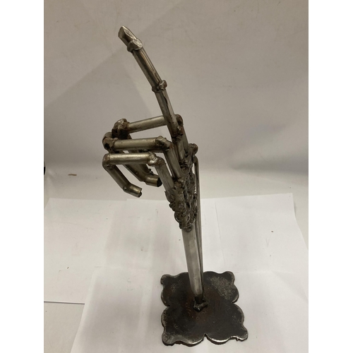 256A - A METAL ART HAND