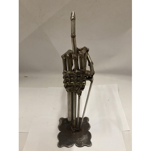 256A - A METAL ART HAND