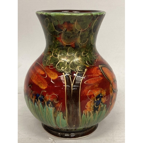 752 - AN ANITA HARRIS HAND PAINTED AND SIGNED IN GOLD FOX VASE