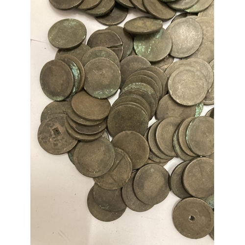 510 - A LARGE QUANTITY OF GEORGE III 1797 CARTWHEEL PENNIES (WORN)