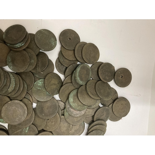 510 - A LARGE QUANTITY OF GEORGE III 1797 CARTWHEEL PENNIES (WORN)