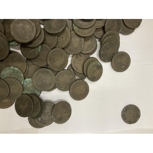 510 - A LARGE QUANTITY OF GEORGE III 1797 CARTWHEEL PENNIES (WORN)