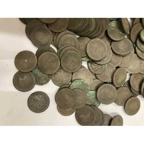 510 - A LARGE QUANTITY OF GEORGE III 1797 CARTWHEEL PENNIES (WORN)