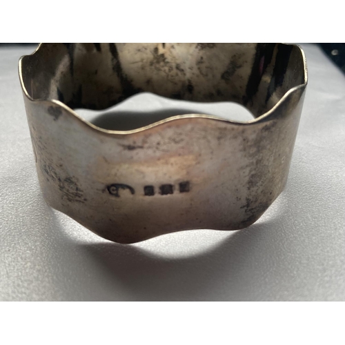 160A - FOUR HALLMARKED SILVER ITEMS TO INCLUDE A LONDON NAPKIN RING, A SHEFFIELD MOTHER OF PEARL HANDLED PE... 